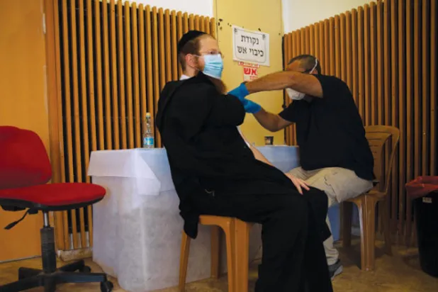 إسرائيل تعلن نقل أولى شحنات لقاح «كورونا} إلى الفلسطينيين