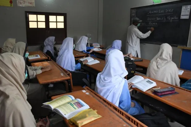 Pakistan’da okullar 3 ay sonra yüz yüze eğitime başladı