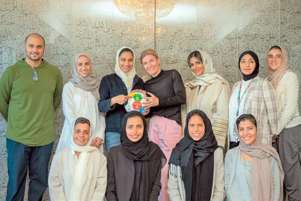 لاعبات سعوديات في صورة تذكارية  مع الأمير خالد بن الوليد رئيس الاتحاد  وشيماء الحصيني المديرة التنفيذية  (الشرق الأوسط)