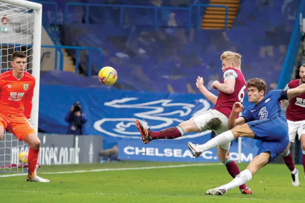 ألونسو الظهير العائد من النسيان يهز شباك بيرنلي في أول فوز لتوخيل مع تشيلسي (أ.ب)