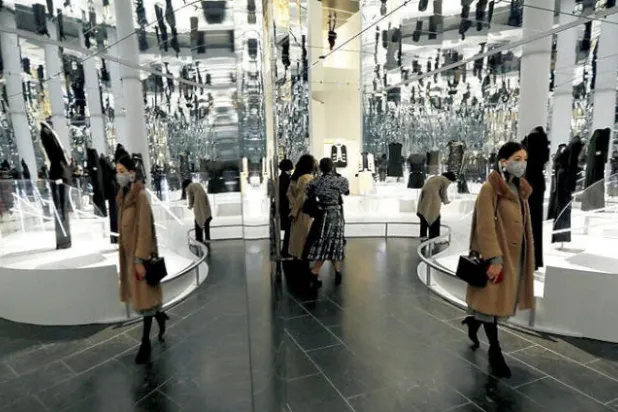 معرض «الوقت: الموضة والزمن» في متحف المتروبوليتان بنيويورك مفتوح للزيارة المحدودة (رويترز)