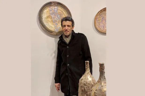 الفنان خالد سراج مع عدد من أعماله