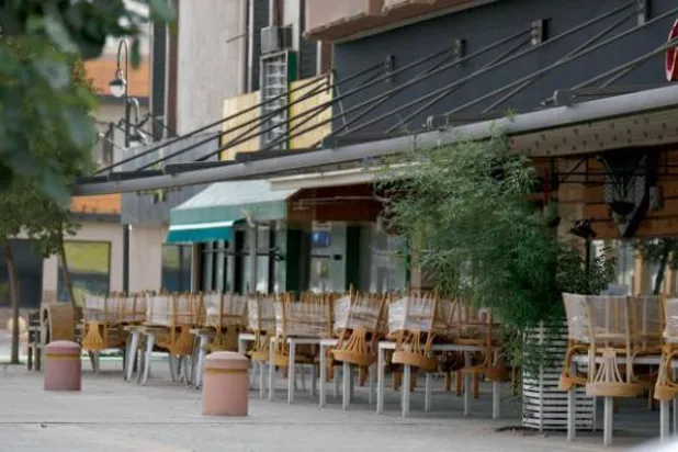 السعودية: بدء إيقاف المناسبات وخدمات المطاعم الداخلية وإغلاق دور السينما