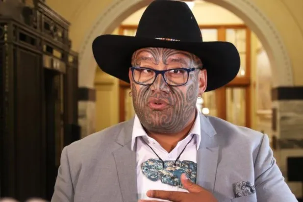 طرد نائب من البرلمان النيوزيلندي لرفضه ارتداء ربطة العنق