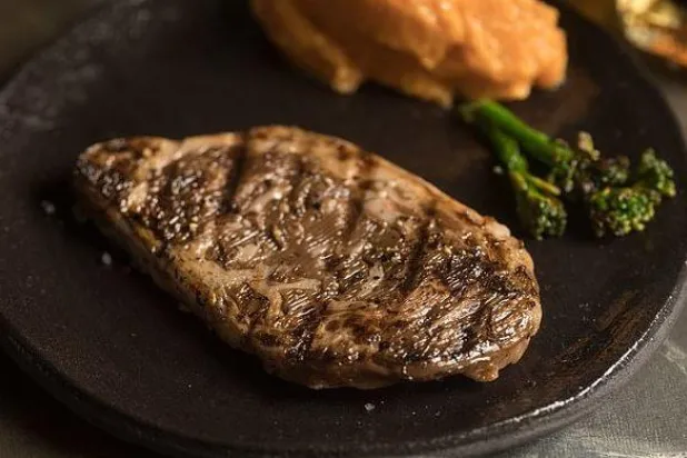 الكشف عن أول شريحة لحم «ستيك» ثلاثية الأبعاد مصنوعة من خلايا بقرة