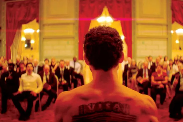 من الفيلم التونسي «الرجل الذي باع ظهره»