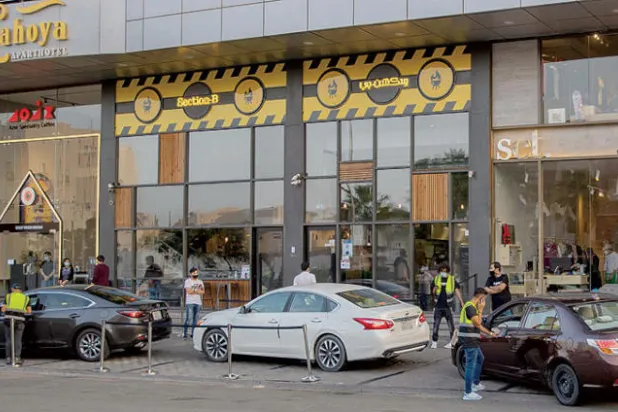 «الكاشير» يتعامل مع المشترين  بطرائق جديدة في ظل «كورونا»