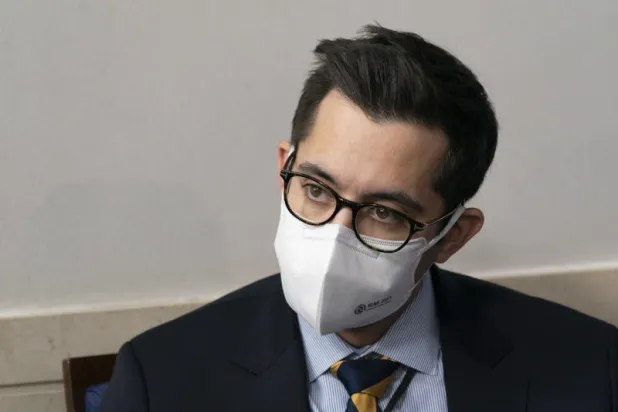 «سأدمرك»... وقف مساعد للناطقة باسم بايدن عن العمل لتهديده صحافية