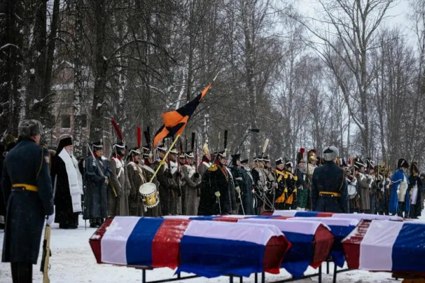 دفن رفات جنود قضوا خلال معارك انسحاب نابليون من روسيا عام 1812