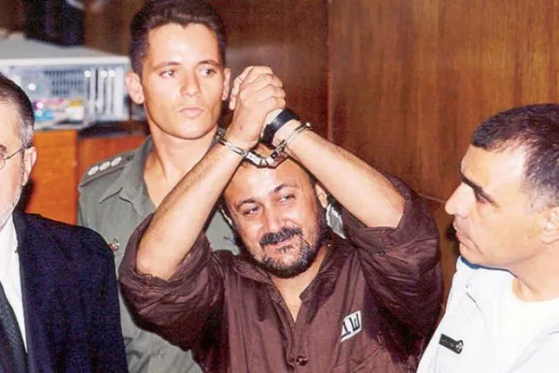 Müebbet hapis cezasına çarptırılan Fetih Hareketi liderlerinden Mervan Barguti, 2002’de Tel Aviv’deki duruşması sırasında medyaya konuşmuştu (Getty)