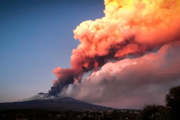 ثوران بركان إتنا يؤدي إلى تساقط حجارة ورماد