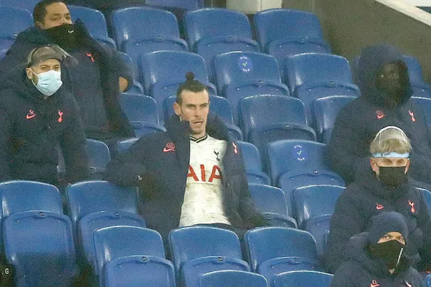 بيل عاد إلى توتنهام ليجد في انتظاره مقاعد البدلاء التي كان قد تركها في ريال مدريد (أ.ب)