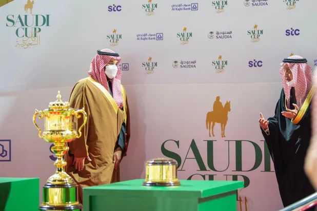 اسب «مشرف» قهرمان رقابت‌های جهانی در سعودی شد.. اهدای جام قهرمانی توسط ولیعهد سعودی