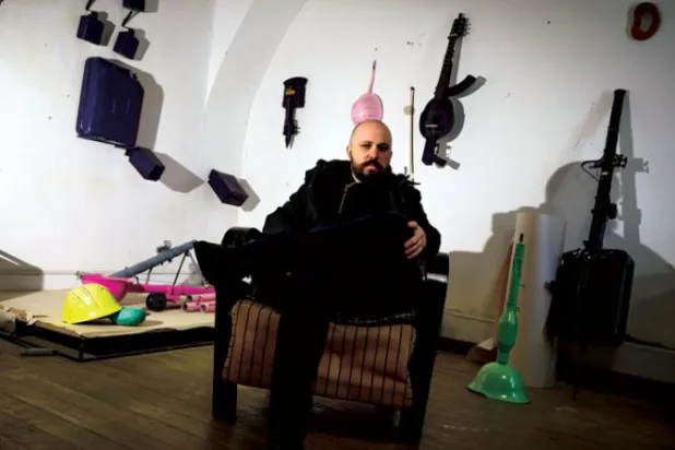 الموسيقى لا الحرب... فنان يحوّل أسلحة القتل لآلات عزف