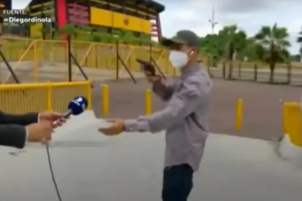 مراسل تلفزيوني وطاقمه يتعرضون للسرقة خلال التصوير في الإكوادور (فيديو)