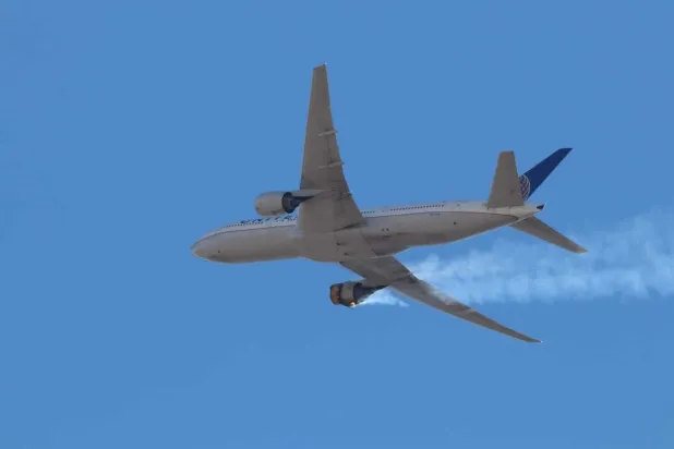 شاهد... طائرة أميركية تنجو من التحطم بعد تعطل محركها وتناثر أجزاء منها