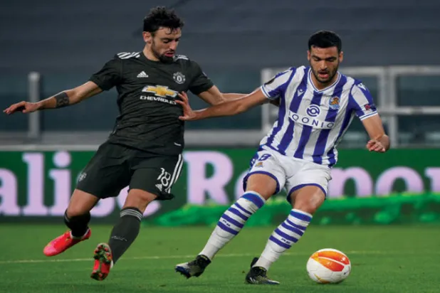 ميرينو وفرنانديز لاعب مانشستر يونايتد في صراع على الكرة في ذهاب الدوري الأوروبي الخميس الماضي (أ.ف.ب)