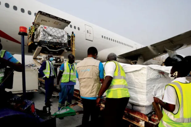 غانا تتسلم أولى جرعات اللقاح في إطار آلية «كوفاكس»