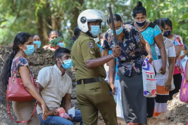 مسلمو سريلانكا يتظاهرون ضد حرق جثامين ضحايا «كورونا»