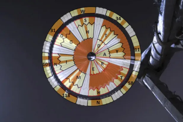 رسالة سرية حملتها مظلة مسبار «ناسا» عند هبوطه على المريخ... تعرف عليها