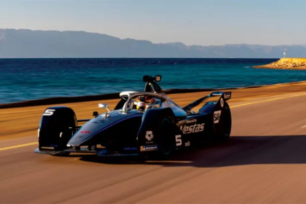 سيارة «مرسيدس إي كيو» مرشحة للفوز في سباقات «فورمولا إي» (الشرق الأوسط)