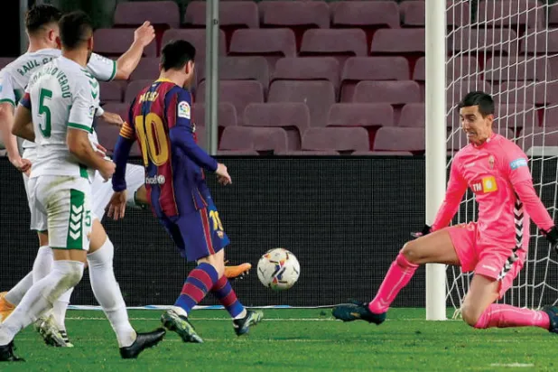 برشلونة ينتصر على إلتشي ويبقي على آماله في سباق اللقب الإسباني