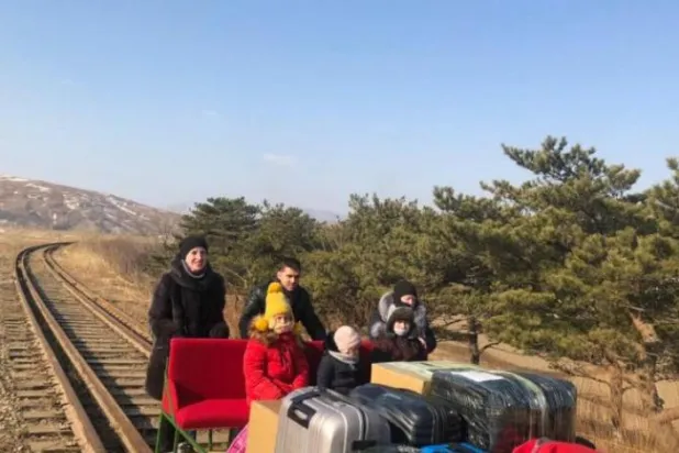 Rus diplomatlar, Kuzey Kore'yi drezin iterek terk ettiler