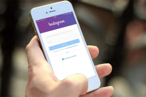 Mesaide cep telefonuyla oynadı, kovuldu