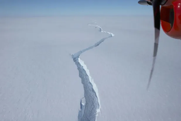 جبل جليدي بحجم باريس ينفصل عن أنتركتيكا