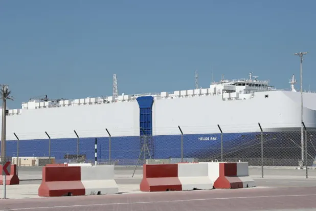 سفينة تعرضت لانفجار بخليج عمان ستخضع للتقييم في دبي