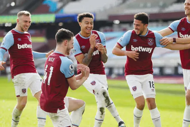 لينغارد يحتفل بهز شباك توتنهام في الدوري الإنجليزي في الجولة الماضية (رويترز)