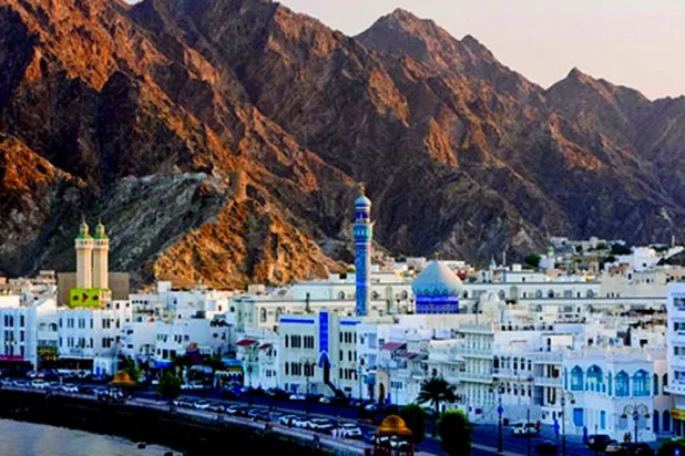 عُمان أول دولة خليجية تعيد الإغلاق