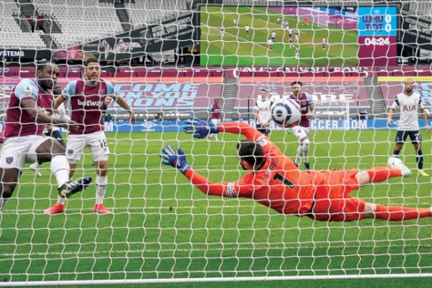 أنطونيو يهز شباك توتنهام في الدوري الإنجليزي (رويترز) 