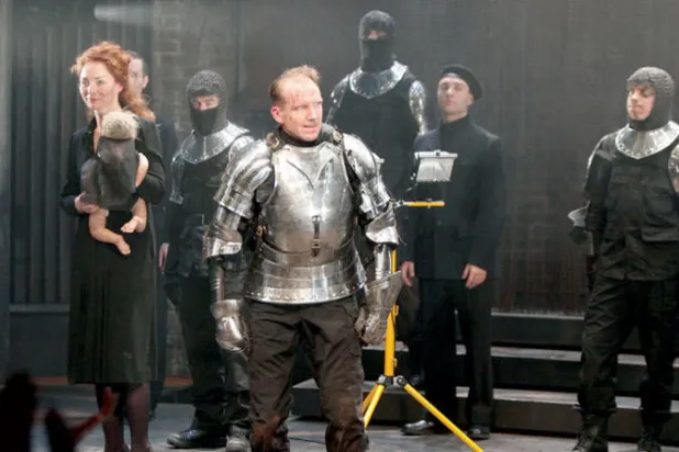 الممثل رالف فينيس يحرص على الظهور على المسرح البريطاني بصفة دائمة... والصورة من مسرحية «ريتشارد الثالث» التي عرضت عام 2016 (غيتي)