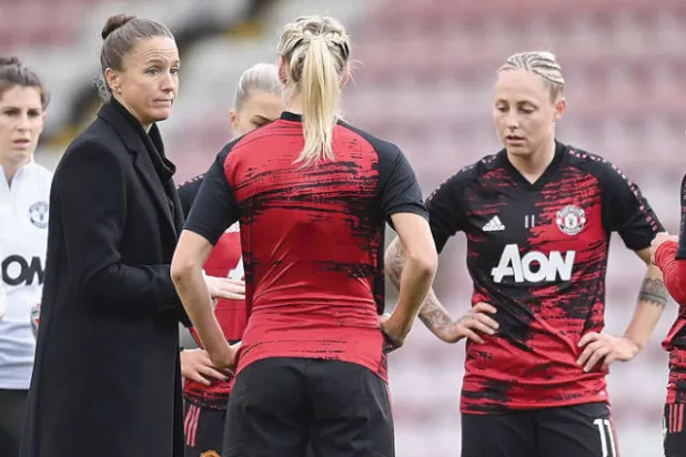 ستوني توجه لاعبات مانشستر يونايتد على هامش مباريات الدوري الإنجليزي للسيدات (رويترز)