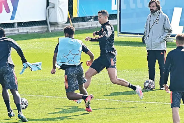 بيرلو مدرب يوفنتوس يراقب لاعبيه خلال الاستعداد الأخير قبل مواجهة بورتو (إ.ب.أ)