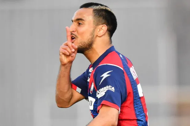 كروتوني الإيطالي يدين الإساءات العنصرية تجاه لاعبه الجزائري وناس