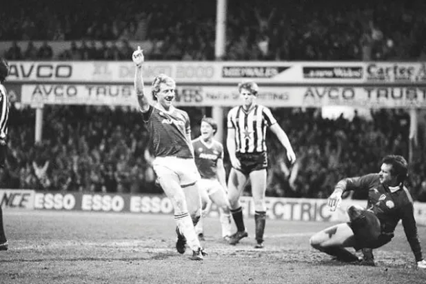 توهج ماكافيني في أول موسم له بإنجلترا حيث سجل 17 هدفاً في الدوري قبل نهاية العام (الشرق الأوسط)