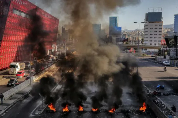 Lübnan'da ekonomik ve siyasi krizleri protesto eden göstericiler bazı şehirlerde yolları kapattı