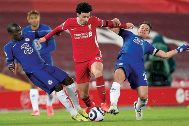 كانتي (يسار) استعاد مستواه المعهود خصوصاً عندما تألق في الفوز على ليفربول (أ.ب)