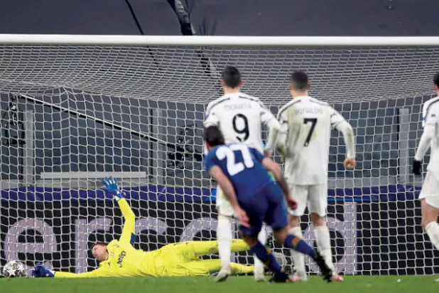 تشيسني حارس يوفنتوس يعجز عن التصدي لتسديدة أوليفيرا نجم بورتو (رقم 27) (أ.ب)