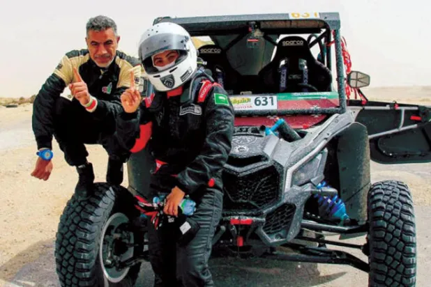 مشاعل العبيدان مع الملاح الإماراتي علي ميرزا (الشرق الأوسط)