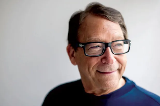 روبرت فيتسمان المليونير الأميركي صاحب المجموعة النادرة من الطوابع والعملات (نيويورك تايمز)