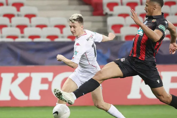 بعد مسيرة قصيرة في آرسنال عاد صليبا (يسار) إلى الدوري الفرنسي عبر بوابة نيس (أ.ف.ب)