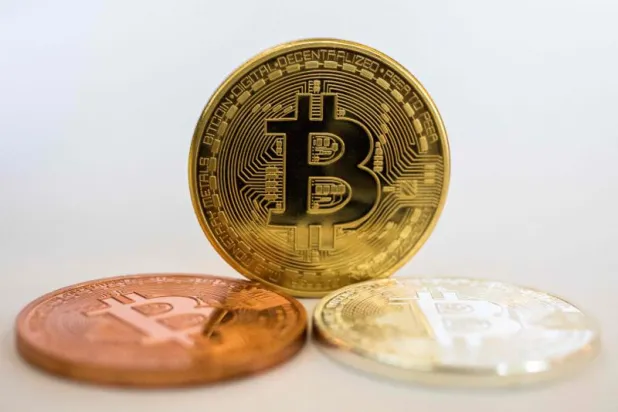 «بتكوين» تسجل مستوى قياسياً يبلغ 60 ألف دولار