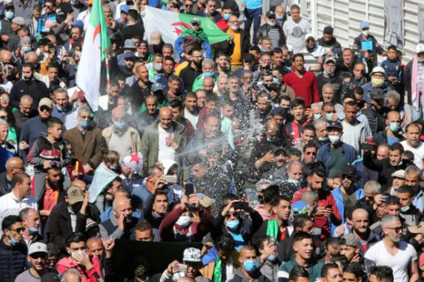 اتهام السلطات الجزائرية بمحاولات تشويه «الحراك»