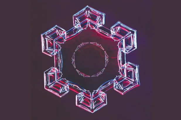 يؤدي شكل جزيئات الماء المتجمدة  إلى التحام بعضها ببعض في نمط سداسي الشكل  (نيويورك تايمز)