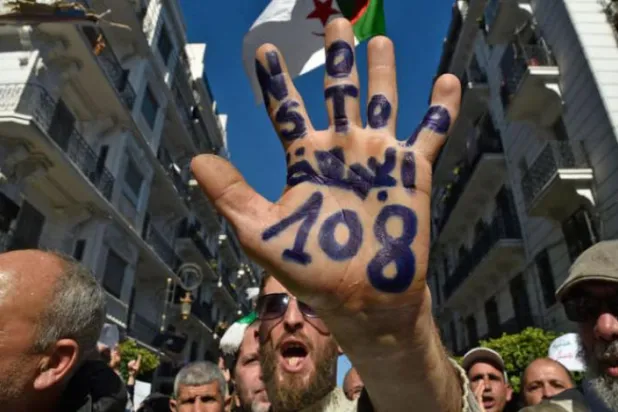 جزائر کی گلی میں تحرک اور فوج کے درمیان ایک گرم گفت وشنید