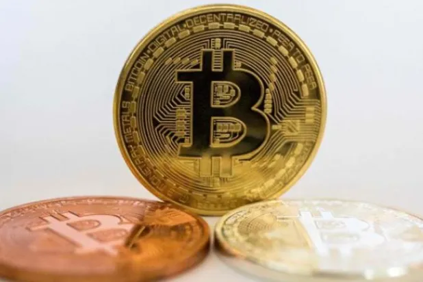 {بيتكوين} تتجاوز 60 ألف دولار