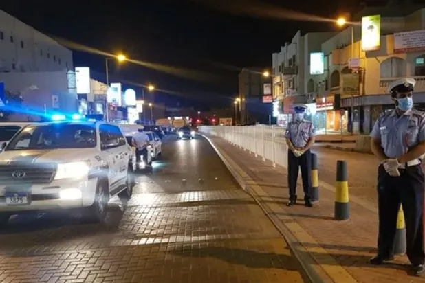 البحرين تخفف الحظر مع تراجع الإصابات